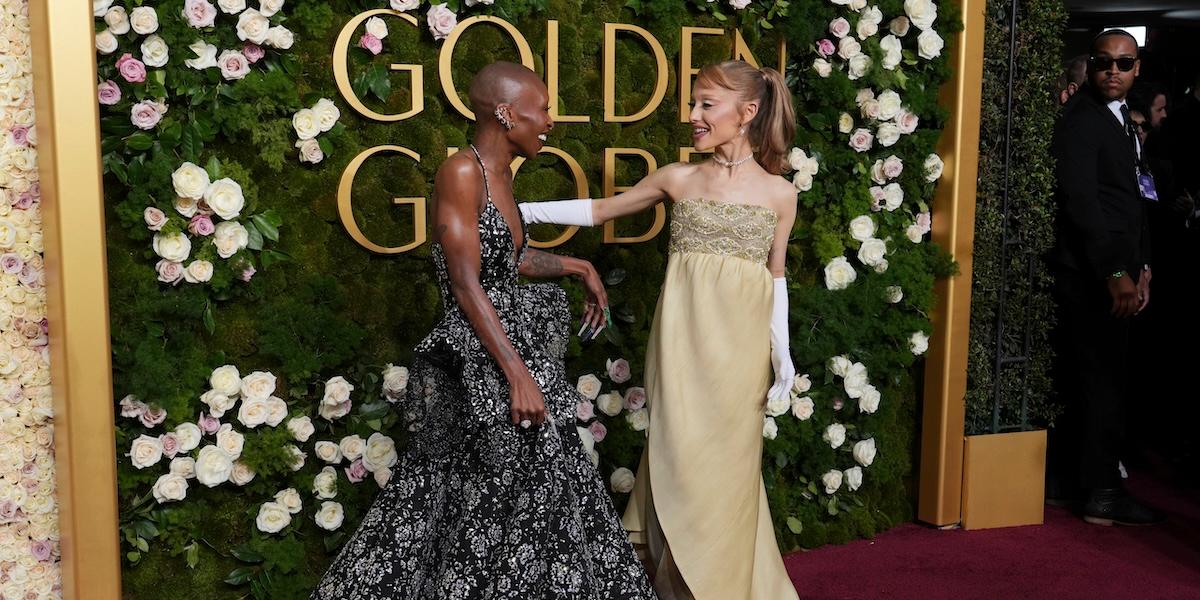 Skådespelaren och sångaren Cynthia Erivo samt popstjärnan Ariana Grande anländer till den 82:a upplagan av Golden Globe-galan den 5 januari 2025. Komikern Nikki Glaser öppnade kvällen med ett skämt om Ozempic. (Foto: Jordan Strauss/TT)