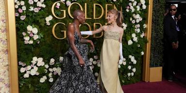 Skådespelaren och sångaren Cynthia Erivo samt popstjärnan Ariana Grande anländer till den 82:a upplagan av Golden Globe-galan den 5 januari 2025. Komikern Nikki Glaser öppnade kvällen med ett skämt om Ozempic. (Foto: Jordan Strauss/TT)