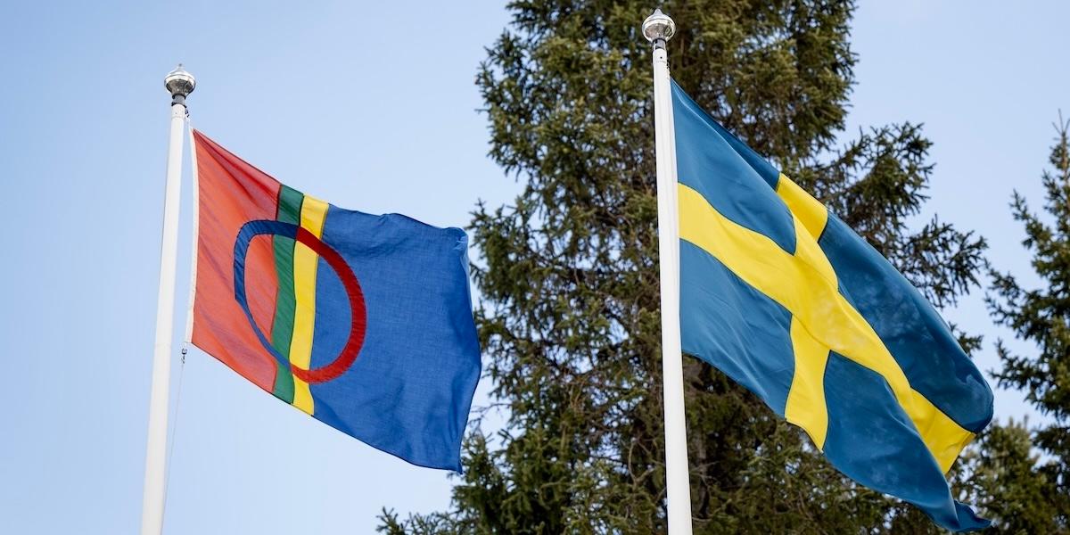 Sverige halkar efter i arbetet med mänskliga rättigheter. På bilden syns den samiska flaggan bredvid den svenska flaggan.