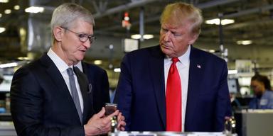 Apple med Tim Cook duckar för Trumps tullar genom att förflytta produktionen till Indien.
