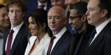 Mark Zuckerberg, Jeff Bezos och Elon Musk på plats på Donald Trumps installation. (Foto: Julia Demaree Nikhinson/AP/TT)