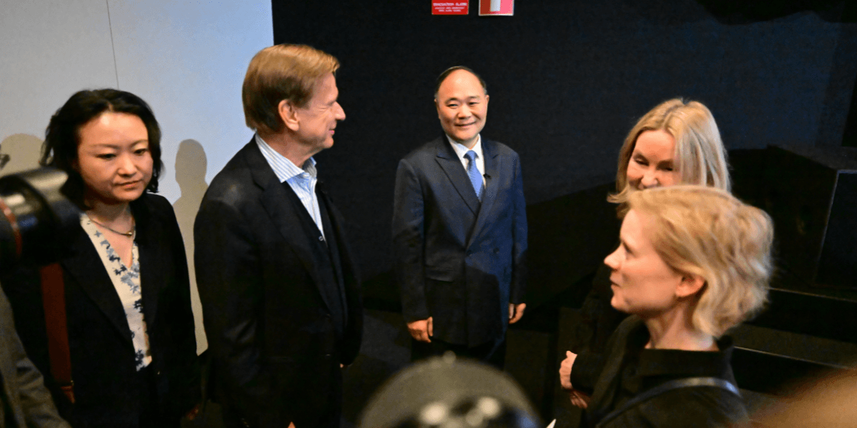 Håkan Samuelsson, vd Volvo Cars och Volvo Cars kinesiska styrelseordförande Eric Li (Li Shufu) vid Volvo Cars bolagsstämma i Volvohallen i Göteborg. (Foto: Björn Larsson Rosvall/TT)