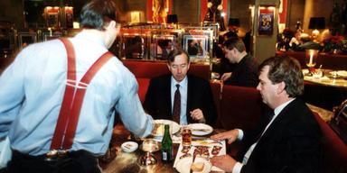 Nu börjar storaffärerna på börsen att göras upp igen. Och dte kan bli flera till innan midsommar spår en branschexperten. Bilden från en affärslunch på teatergrillen i Stockholm på sent 90-tal.