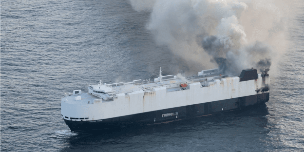 Morning Midas, ett fartyg med över 3000 bilar på väg till Mexico, står i brand på Atlanten. (Foto: Kustbevakningen i USA)