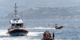 Förlista superyachten bärgad utanför Sicilien
