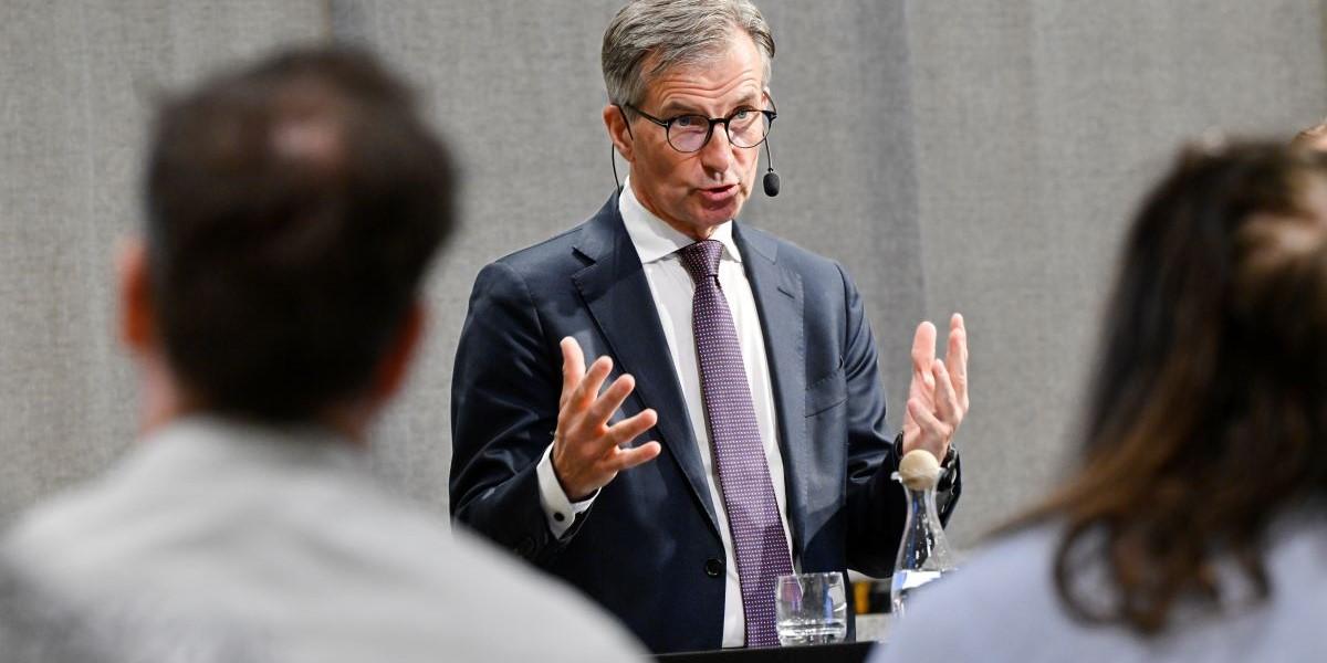Riksbankschefen Erik Thedéen öppnar upp för att sänka räntan mer i höst.