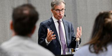 Riksbankschefen Erik Thedéen öppnar upp för att sänka räntan mer i höst.