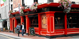 Så beter du dig i en brittisk pub – och på den svenska varianten