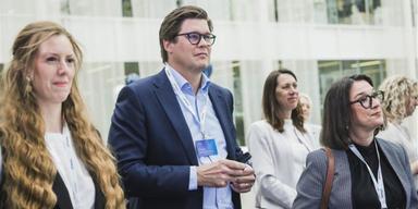 I veckan firade Skanska 60 år på Stockholmsbörsen. En av de som var med och firade och fick ringa i jubileumsklockan var Jonas Rickberg, i mitten, som är ny finanschef på byggjätten sedan årsskiftet och Veckans börsprofil hos Dagens PS.