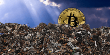 Bitcoin-mynt liggande på en soptipp.
