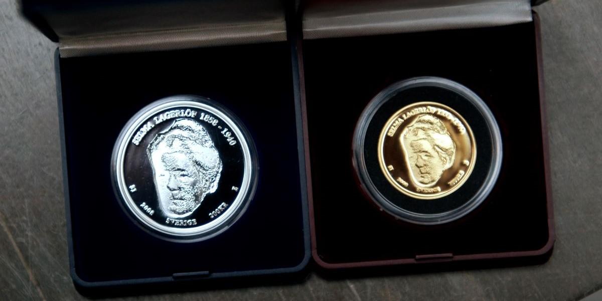 Är silver på väg mot en riktig guldålder? På bilden Riksbankens minnesmynt till minne av Selma Lagerlöf i silver och guld.