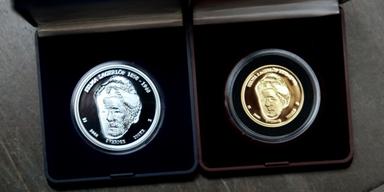 Är silver på väg mot en riktig guldålder? På bilden Riksbankens minnesmynt till minne av Selma Lagerlöf i silver och guld.