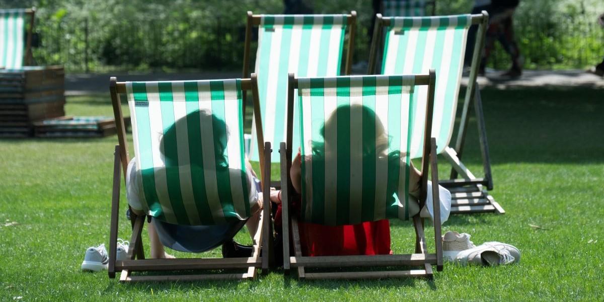 Kan börsen jobba på uppåt medans vi andra latar oss i solstolen i sommar?