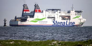 Stena Line färjan M/S Skåne på väg ut ur hamnen i Trelleborg på väg mot tyska Rostock, och är alltså inte en av de två Stena-fartyg som just nu befinner sig i närheten av Hormuzsundet.