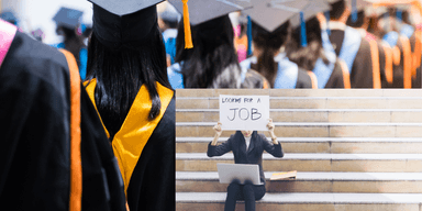 Nyutexaminerade amerikanska studenter möter en tuff arbetsmarknad.