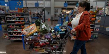 En kund fyller varuvagnen på amerikanska varuhuset Walmart. Kan det gynna den svenska aktien?