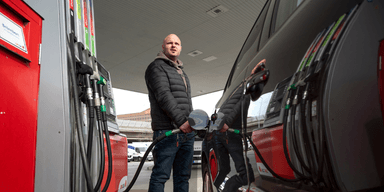 Hur blir egentligen bensinpriset den 1 juli? (Foto: Anders Wiklund/TT)