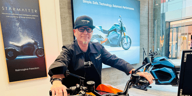 Pekka Pärnänen sitter på en Verge elmotorcykel framför företagets showroom i San Jose.