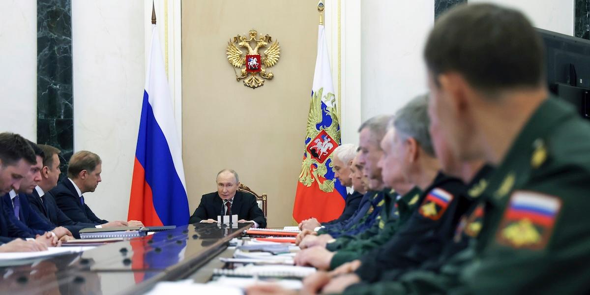 President Putin under ett möte.