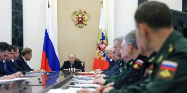 President Putin under ett möte.
