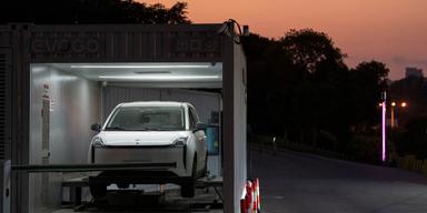 En kinesisk batterijätte vill ersätta elbilsladdning. Batteribytestation i Kina. Inom 100 sekunder kan ett urladdat batteri ersättas med ett fulladdat, en teknik som nu kan lanseras i Europa.