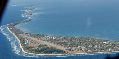 Funafuti, Tuvalus huvudö, fotograferad från ett militärflygplan. Landets låga höjd gör det extremt sårbart för havsnivåhöjningar.