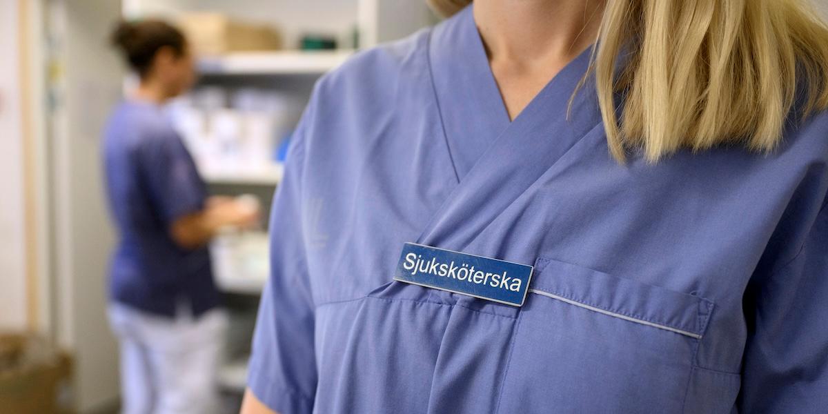 kvinnors löner har stannat. sjuksköterskor är en av de yrkesgrupper där löneskillnaderna mellan könen blir extra tydliga, trots likvärdig utbildning.