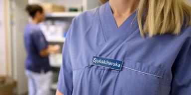 kvinnors löner har stannat. sjuksköterskor är en av de yrkesgrupper där löneskillnaderna mellan könen blir extra tydliga, trots likvärdig utbildning.