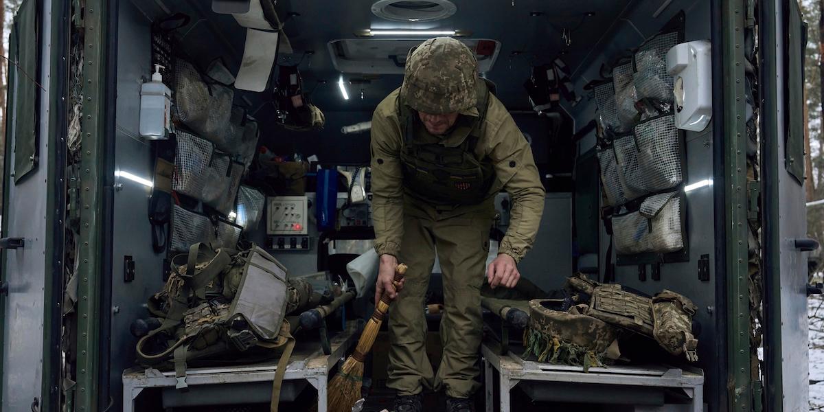 En militär sjukvårdare rengör ett fordon efter att ha gett första hjälpen till soldater som skadats i strid, nära Kremenna i Luhanskregionen, Ukraina.
