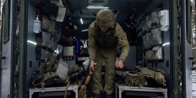 En militär sjukvårdare rengör ett fordon efter att ha gett första hjälpen till soldater som skadats i strid, nära Kremenna i Luhanskregionen, Ukraina.