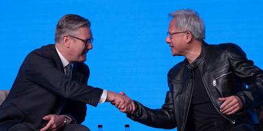 Keir Starmer skakar hand med Nvidias vd Jensen Huang på London Tech Week 2025.