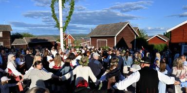 Traditionellt när svenskar firar midsommar