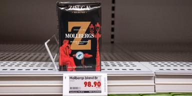 Ett kaffepaket på en hylla i mataffären – priset har stigit kraftigt och kaffet beskrivs nu som en lyxvara.