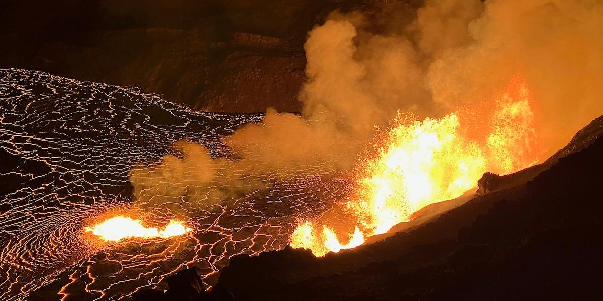 Lavaflöde från Kilauea-vulkanen på Hawaii. Nya analyser av vulkaniska bergarter visar spår av sällsynta metaller som kan ha sitt ursprung i jordens kärna