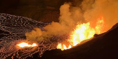 Lavaflöde från Kilauea-vulkanen på Hawaii. Nya analyser av vulkaniska bergarter visar spår av sällsynta metaller som kan ha sitt ursprung i jordens kärna