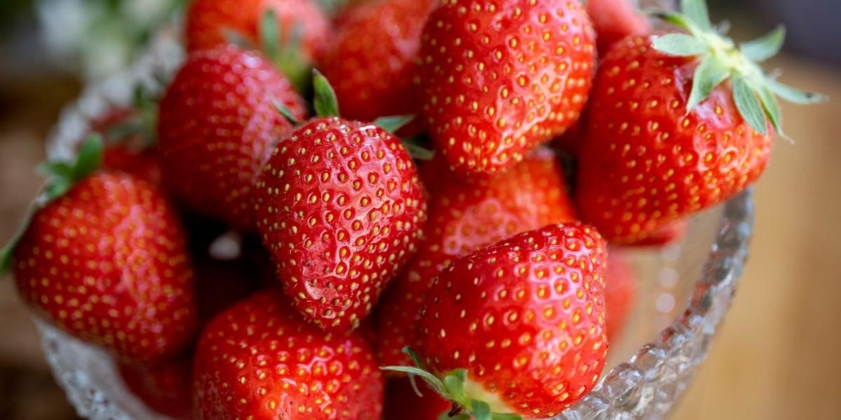 Dyra jordgubbar till midsommarbordet