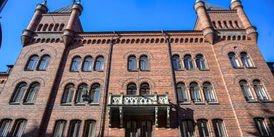 Hovet låter centrala lägenheter stå tomma