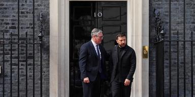 Keir Starmer tar farväl av Ukrainas president vid 10 Downing Street, som värms med gas från ett bolag med kopplingar till rysk gas.