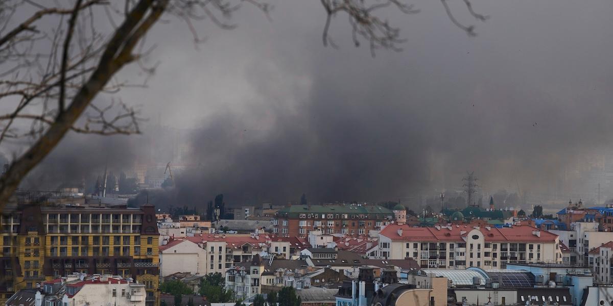 Rök täcker himlen över staden efter Rysslands massiva missil- och drönarattack i Kyiv, Ukraina