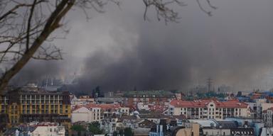 Rök täcker himlen över staden efter Rysslands massiva missil- och drönarattack i Kyiv, Ukraina