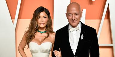 Jeff Bezos och Lauren Sánchez poserar tillsammans vid ett tidigare evenemang.