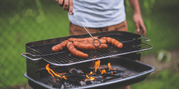 Din korv kan kosta dig hälsan – ny studie krossar grillmyten