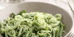 Sommarens godaste pastarätt – med majs, haricots verts och pesto