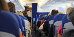 Den hemliga regeln alla glömmer när de flyttar sig på flyget
