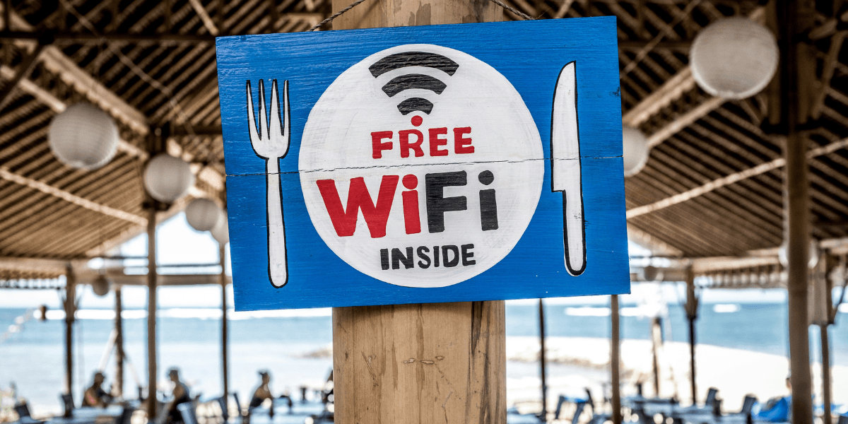 Härligt med semester men passa dig för lömska wi-fi. (Foto: Bernard Hermant på Unsplash)