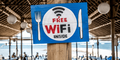 Härligt med semester men passa dig för lömska wi-fi. (Foto: Bernard Hermant på Unsplash)
