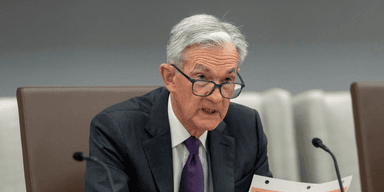 Jerome Powell, chef för Federal Reserve, talar vid en presskonferens efter räntebesked – trotsar president Trumps påtryckningar om sänkning.
