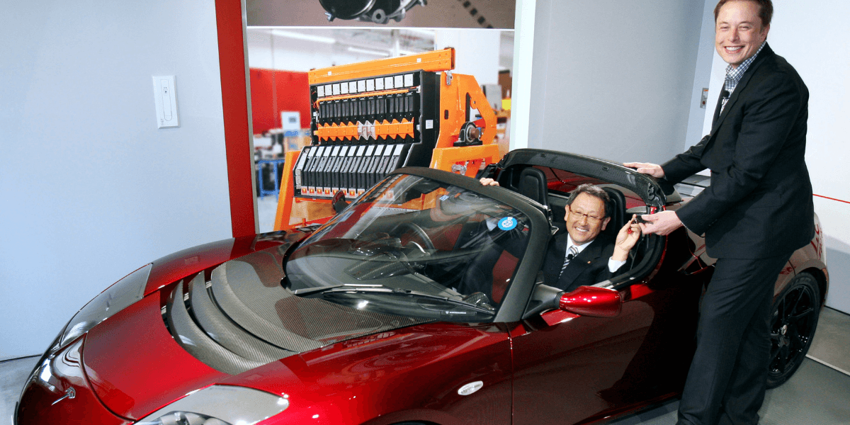 Toyotas dåvarande vd Akio Toyoda fick 2010 ta emot nycklarna till en Tesla Roadster av Elon Musk i Tokyo. Ett historiskt möte mellan två bilindustrijättar. (Foto: Koji Sasahara/AP/TT)