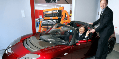 Toyotas dåvarande vd Akio Toyoda fick 2010 ta emot nycklarna till en Tesla Roadster av Elon Musk i Tokyo. Ett historiskt möte mellan två bilindustrijättar. (Foto: Koji Sasahara/AP/TT)
