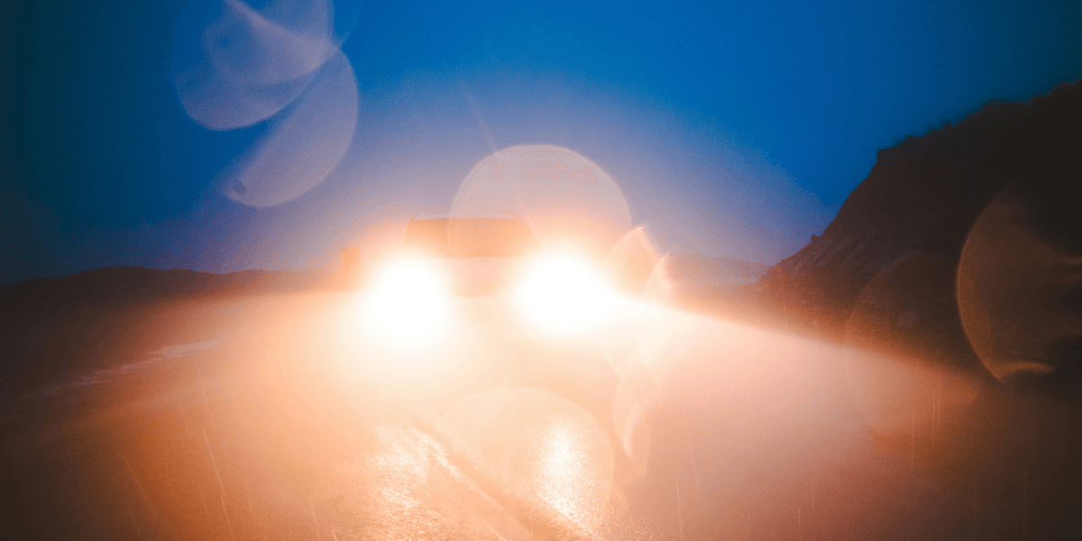Är ni också trötta på att få strålkastarna rätt i ögonen? (Foto: Mohammad Alizade på Unsplash)